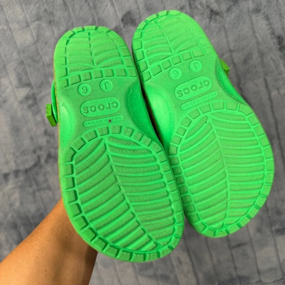 Crocs Minecraft Classic Clogs Green Gold Kids J6 Jibbitz Charms 208473-3TX